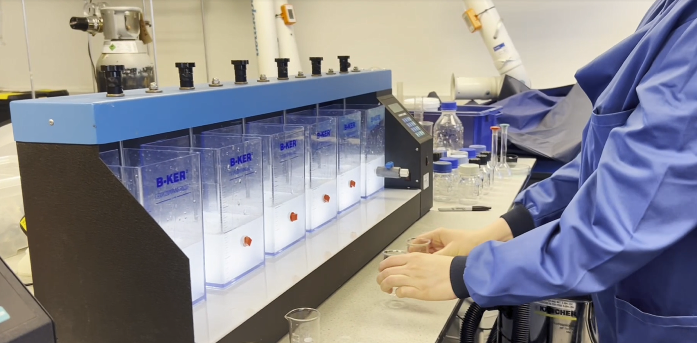 Jar test apparatus with six stirred vessels in the water laboratory